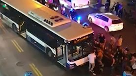 רוכב קורקינט נלכד מתחת לאוטובוס, צילום: צילום מסך חי בלילה